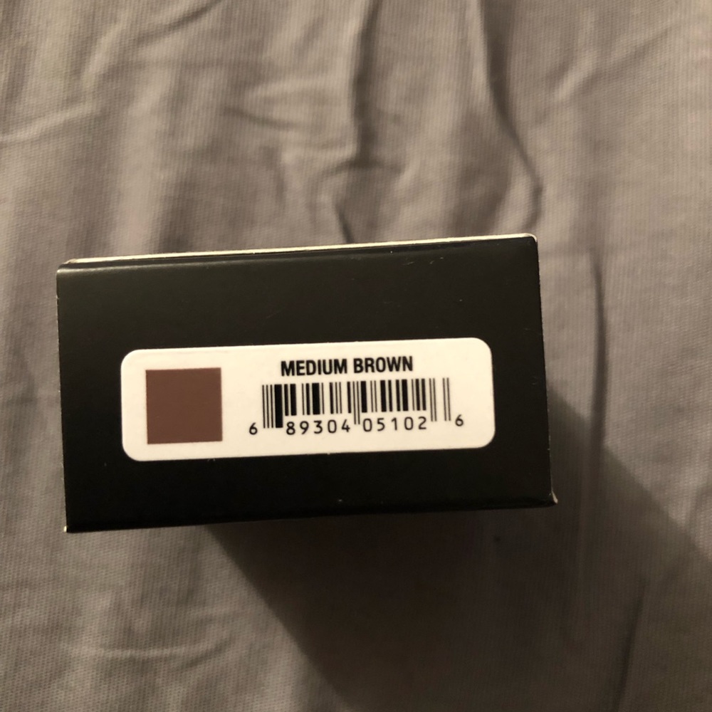 - ABH dip-brow in the color ‘Dark Brown’